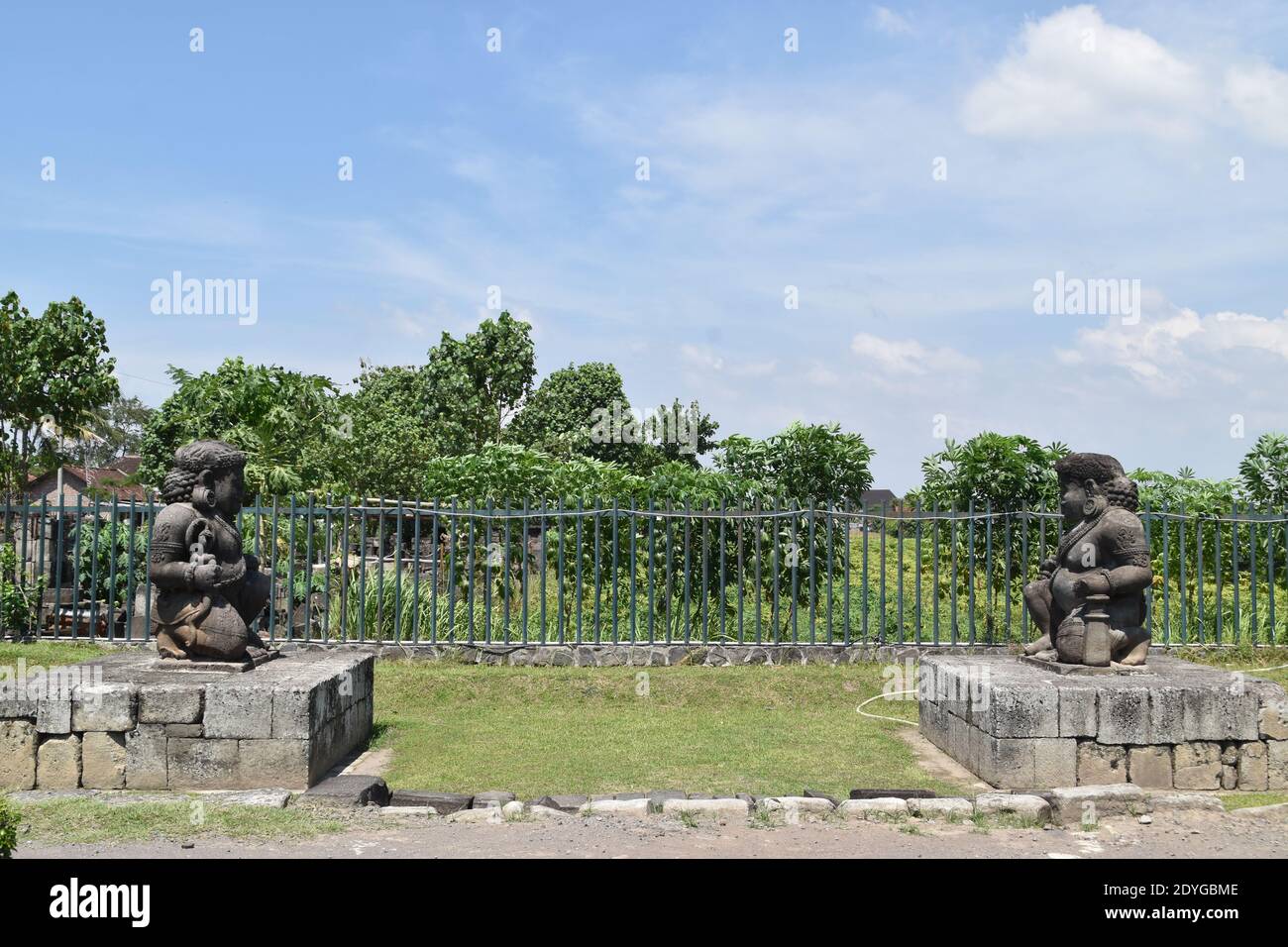 Dwarapala Statuen im Plaosan Tempelkomplex in Zentral-Java, Indonesien Stockfoto