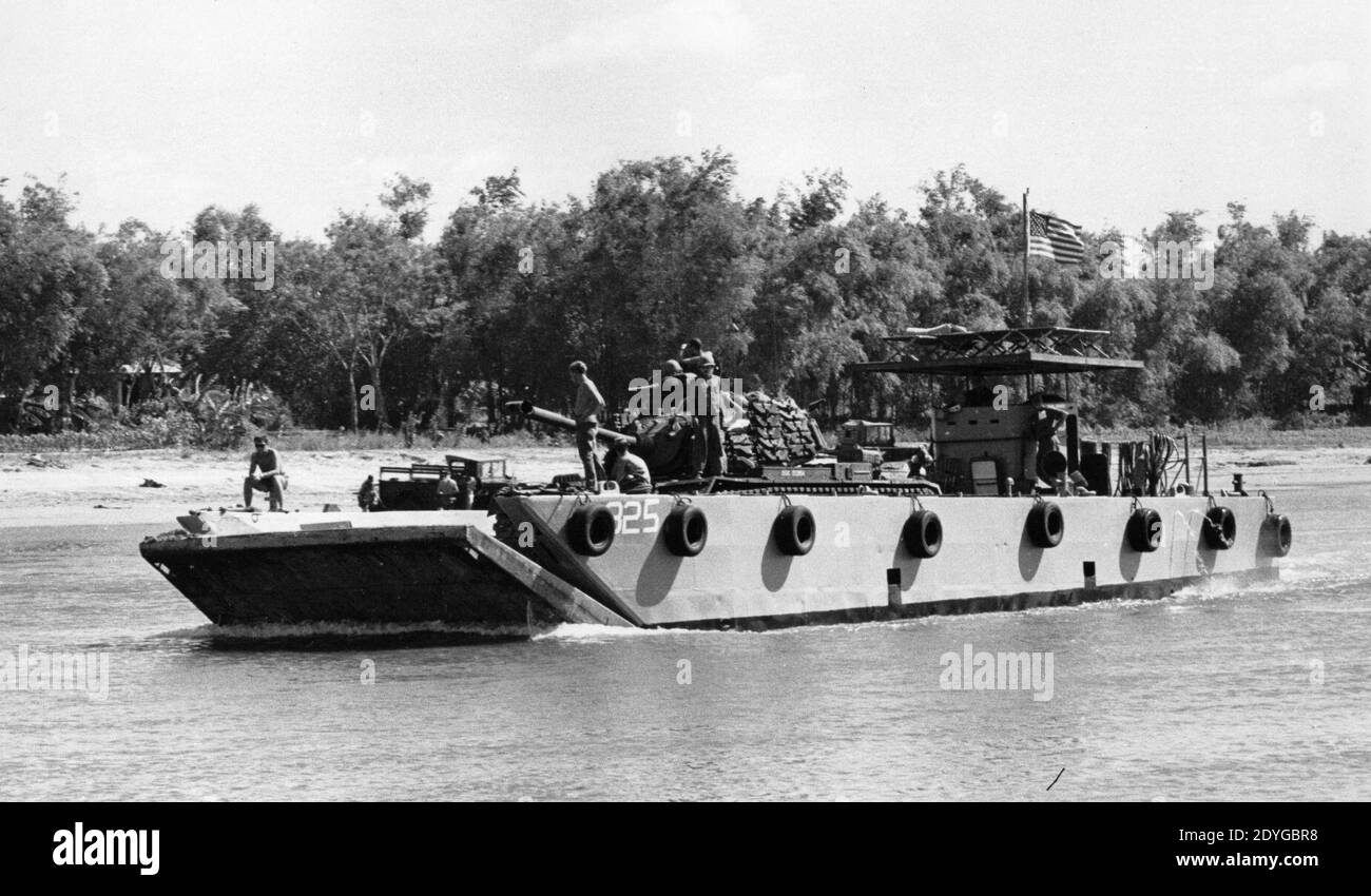 LCU und 3. Panzerbataillon M48 auf dem Dong Ha River A193811. Stockfoto