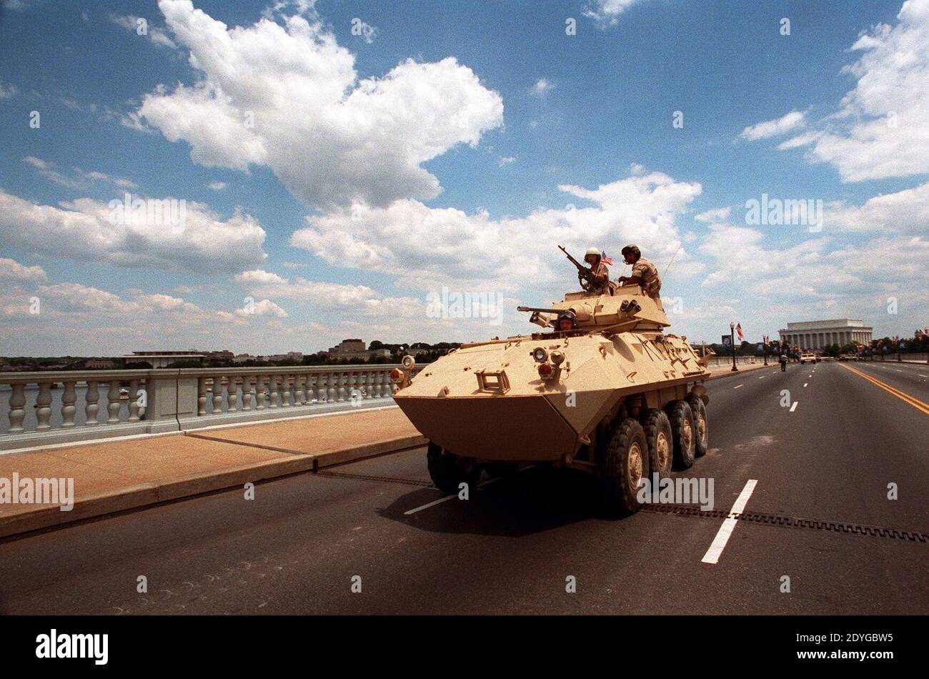 LAV-25 bei der nationalen Siegefeier. Stockfoto