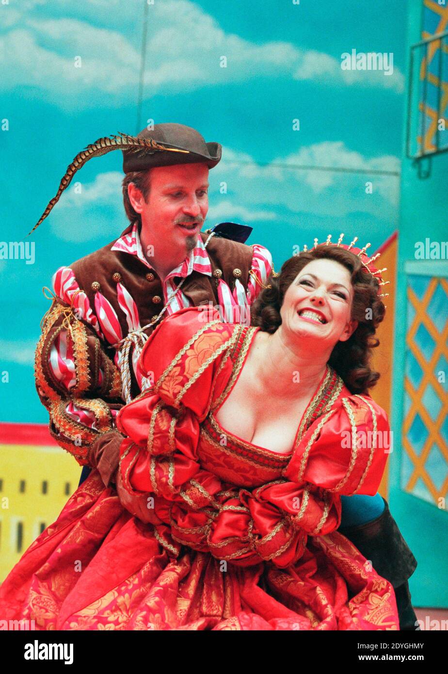 Andrew C Wadsworth (Petruchio / Fred Graham), Louise Gold (Katherine / Lilli Vanessi) in KISS ME KATE im Open Air Theatre, Regent’s Park, London NW1 24/07/1997 Musik & Texte: Cole Porter Buch: Sam & Bella Spewack after the Taming of the Shrew von Shakespeare Design: Paul Farnsworth Beleuchtung: Jason Taylor Choreograph: Lisa Kent Regie: Ian Talbot Stockfoto