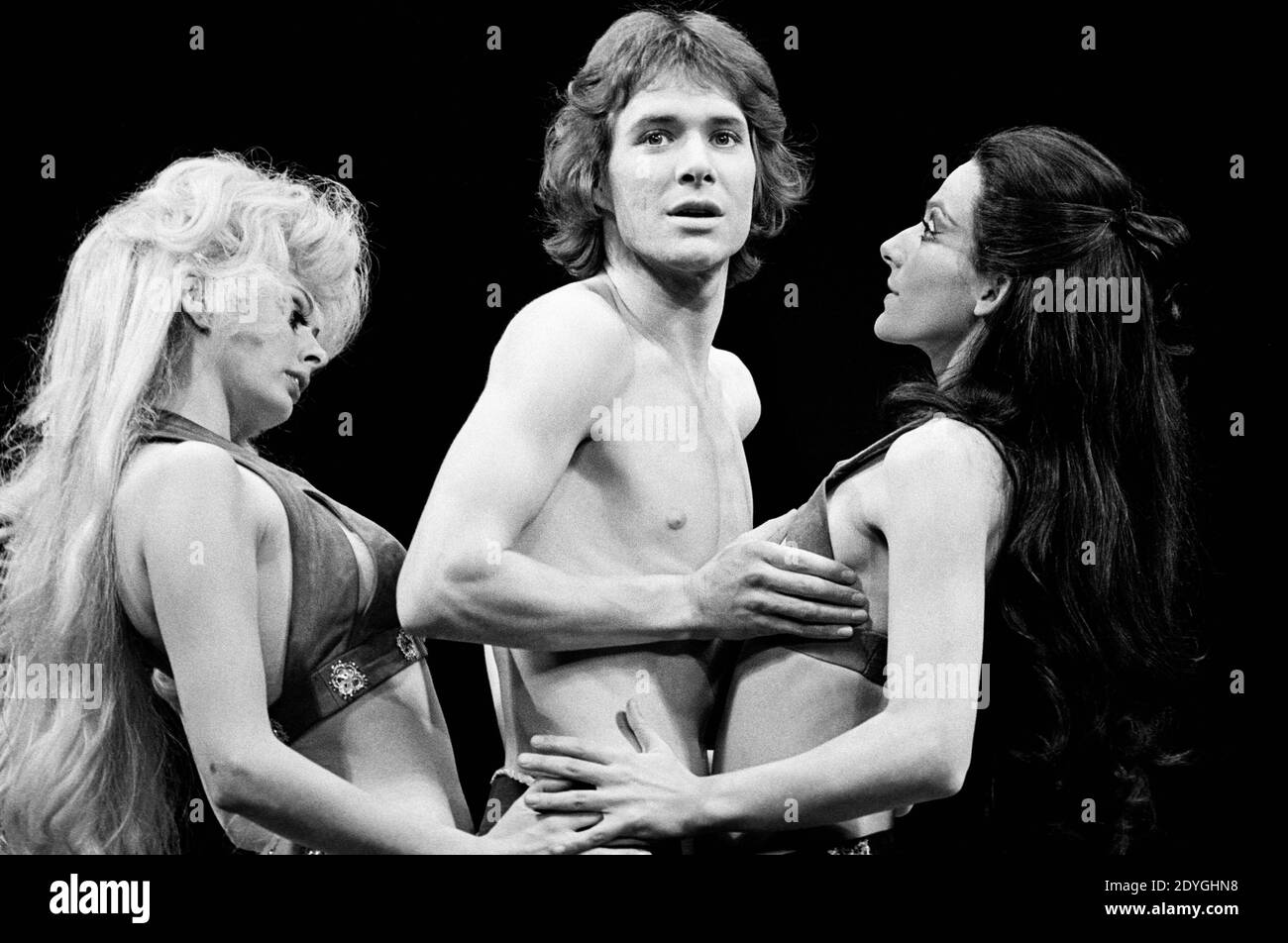 Paul Jones (Pippin) in PIPPIN at her Majesty's Theatre, Haymarket, London SW1 30/10/1973 Buch: Roger O. Hirson Musik & Texte: Stephen Schwartz Bühnenbild: Tony Walton Kostüme: Patricia Zipprodt Beleuchtung: Jules Fisher Regie & Choreograph: Bob Fosse Stockfoto