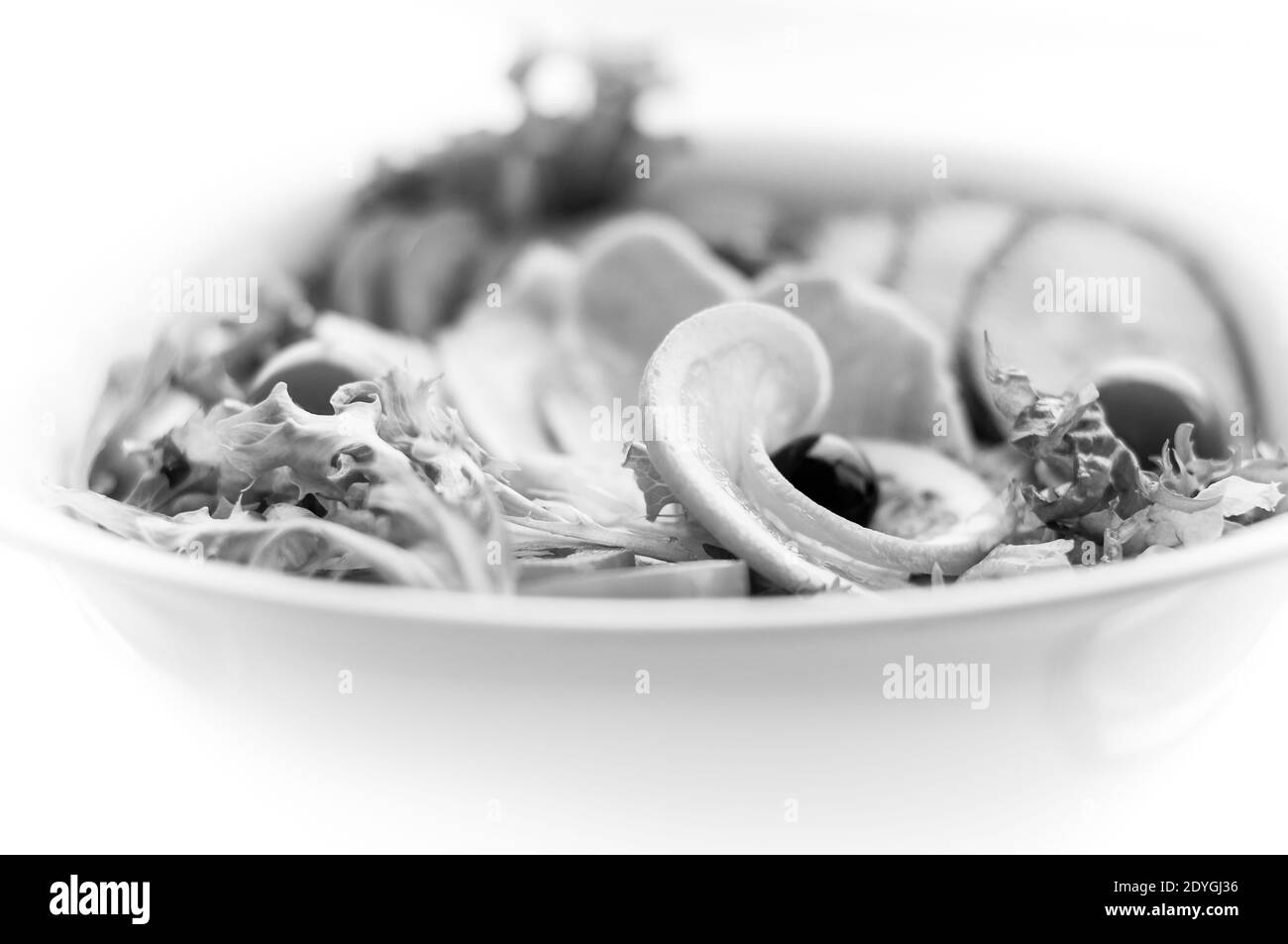 Einfarbiger Salat in tiefer Schüssel mit pute, Gemüse. Lecker und vor allem gesund. Stockfoto