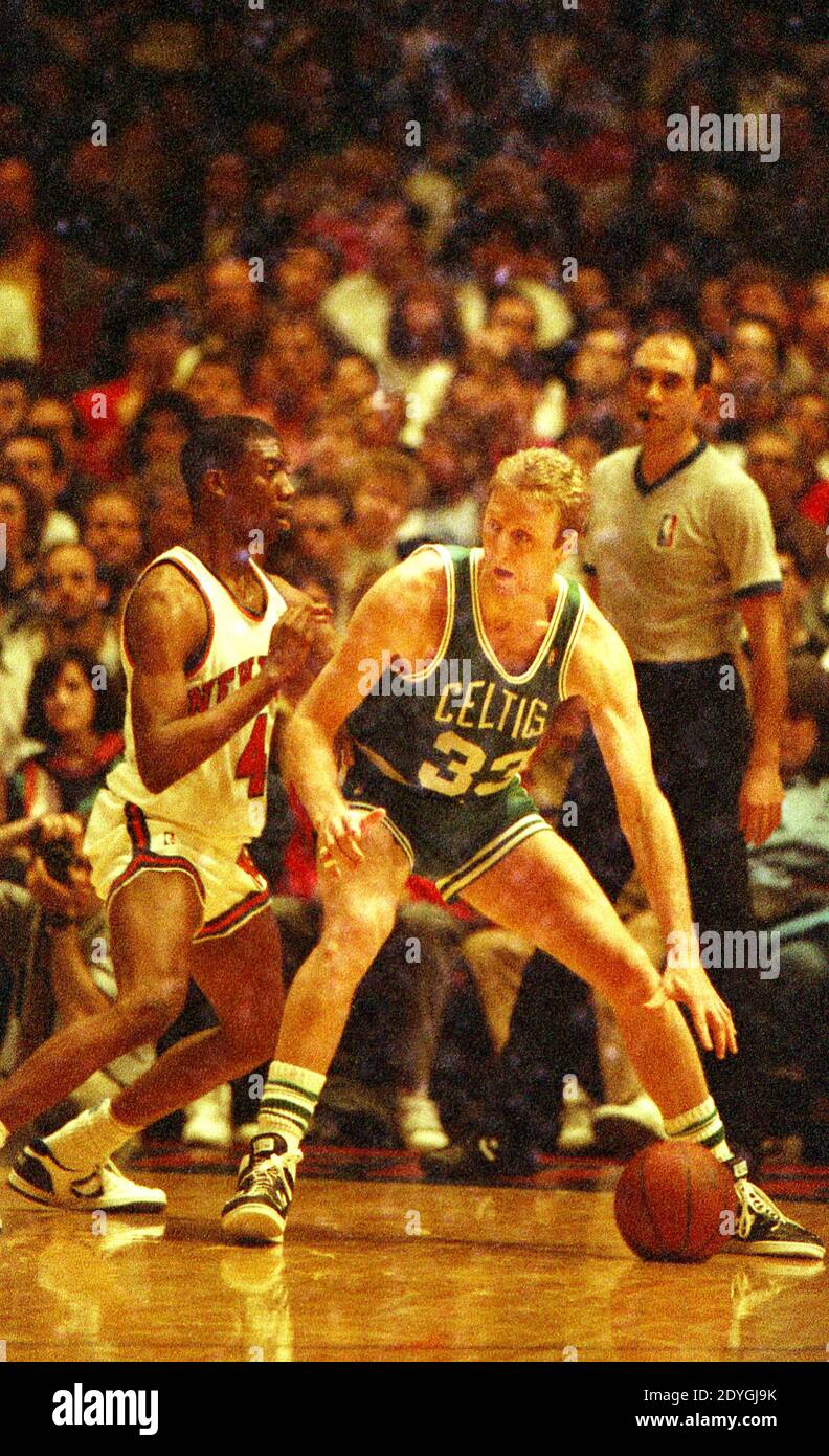 Larry Bird der Boston Celtics steuert den Ball, während der Johnny Newman der New York Knicks, verteidigt während eines Spiels im Madison Square Garden am 26. März 1988. Stockfoto