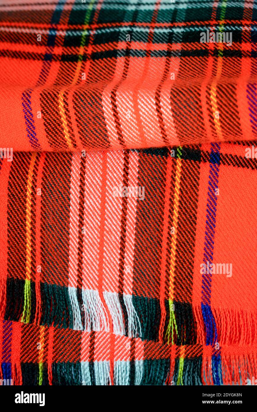 Vertikales Foto von Textil mit einem gedruckten Muster. Karierte Karierte Karomuschware in Rot. Königliche Mode mit traditionellem schottischem Muster. Nahaufnahme Tartan Plaid Stockfoto