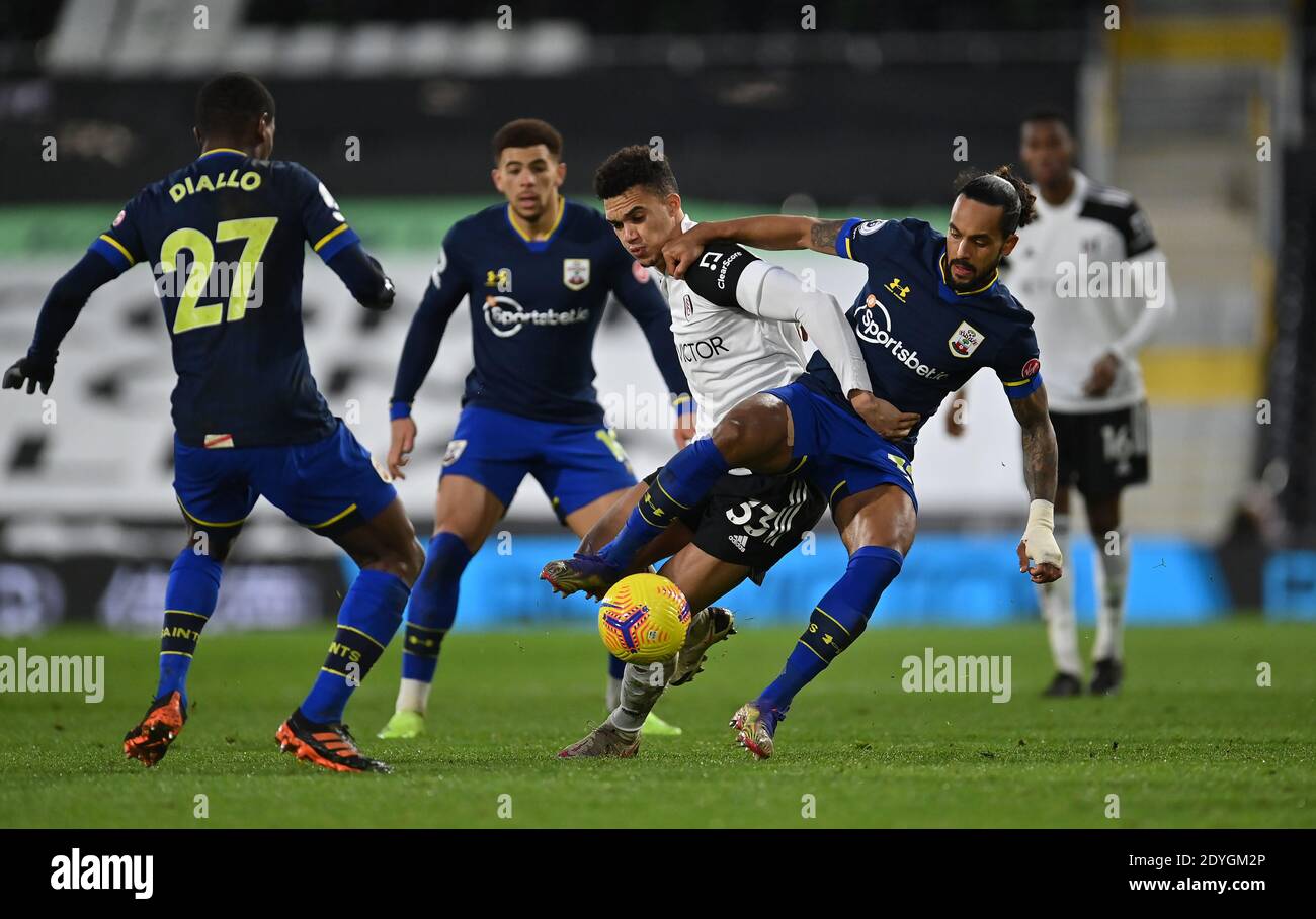 Fulhams Antonee Robinson (Mitte) kämpft während des Premier League-Spiels im Craven Cottage, London, gegen Southampton's Ibrahima Diallo (links) und Theo Walcott. Stockfoto