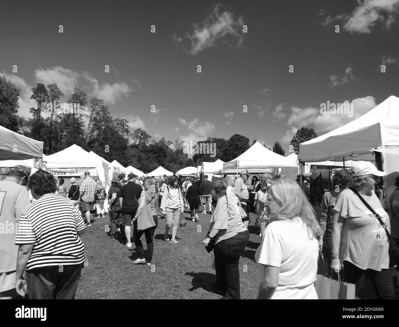 Zufällige schwarz-weiße Szene von Menschen auf einem Craft Festival. Stockfoto