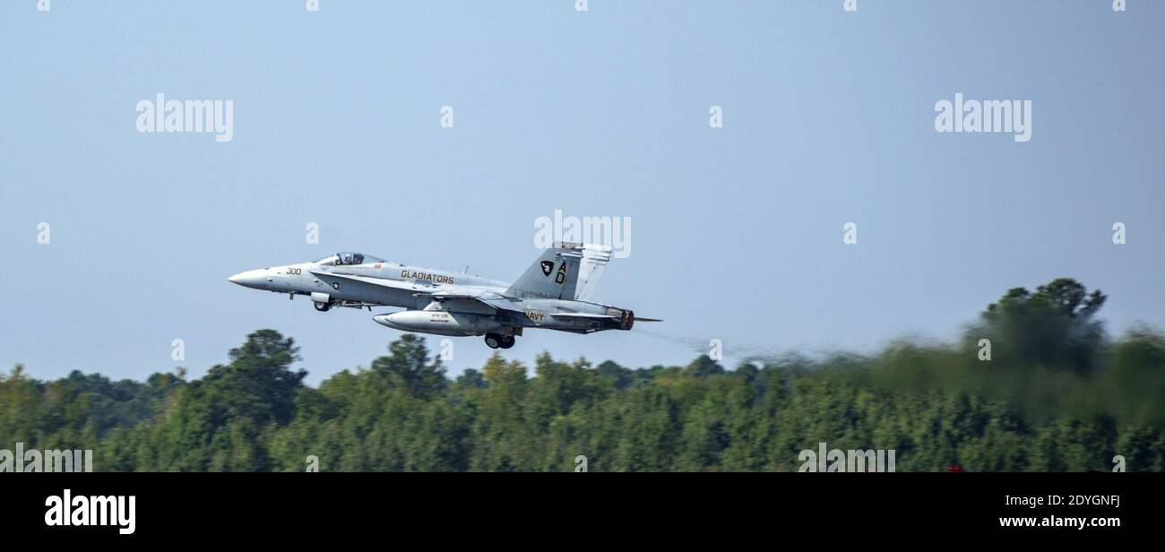 Letzte US Navy McDonnell Douglas FA-18C Hornet von VFA-106 macht seinen offiziellen letzten aktiven Flug am 2. Oktober 2019 (191002 Stockfoto