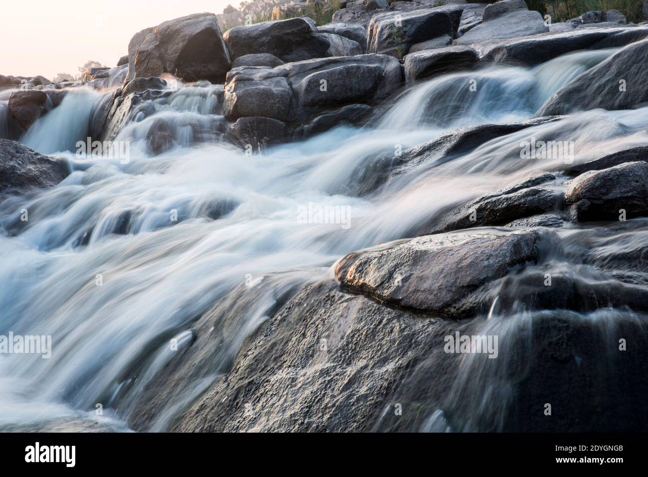 Wasserfall in den Bergen am Abend Stockfoto