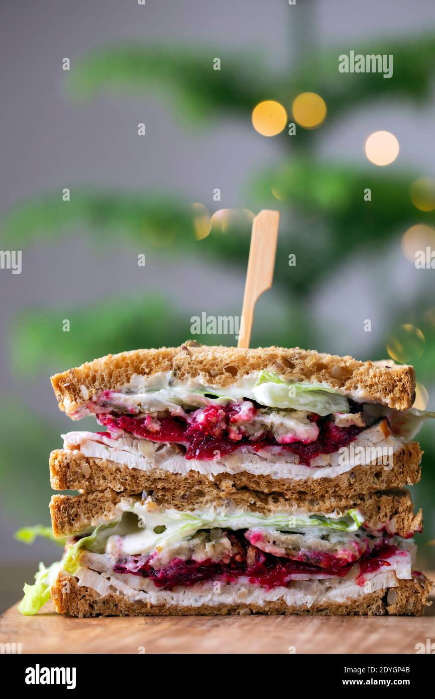 Übrig gebliebenes Weihnachts-Sandwich mit pute, Füllung und Cranberry-Sauce Stockfoto