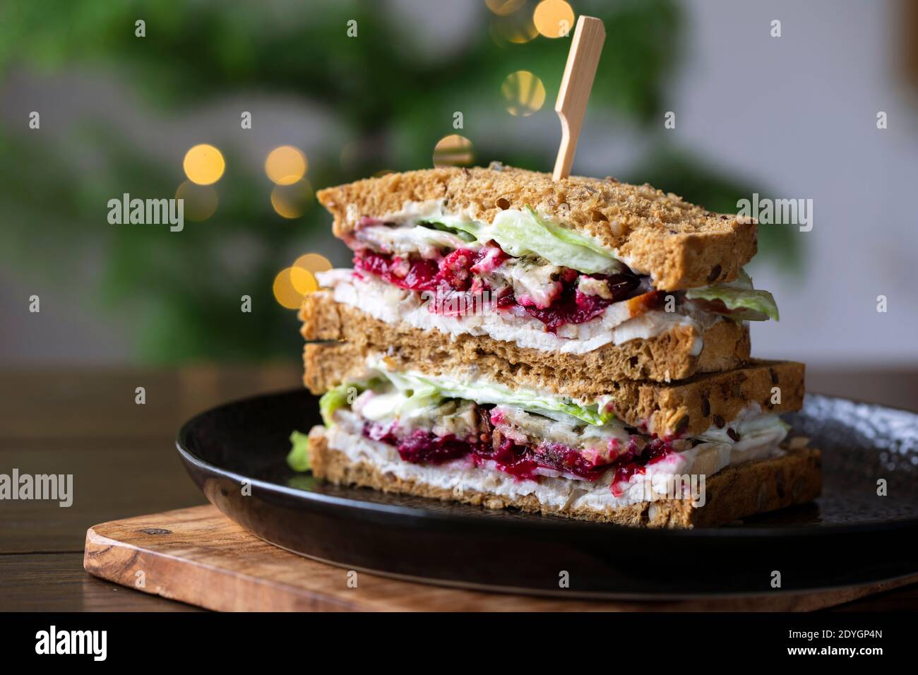 Übrig gebliebenes Weihnachts-Sandwich mit pute, Füllung und Cranberry-Sauce Stockfoto