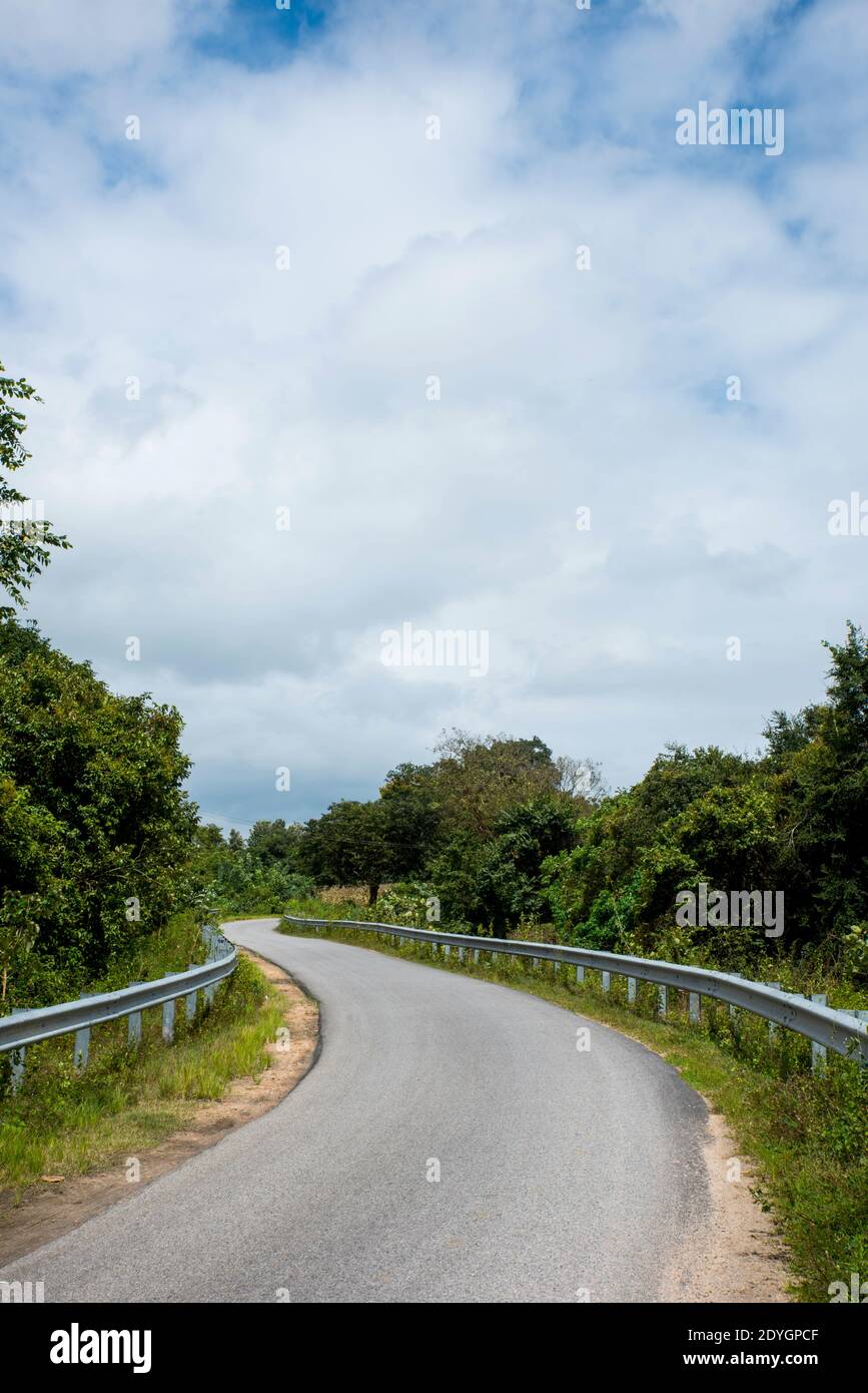 Idyllische Landschaft am Land - blauer Himmel mit weißen Wolken Stockfoto