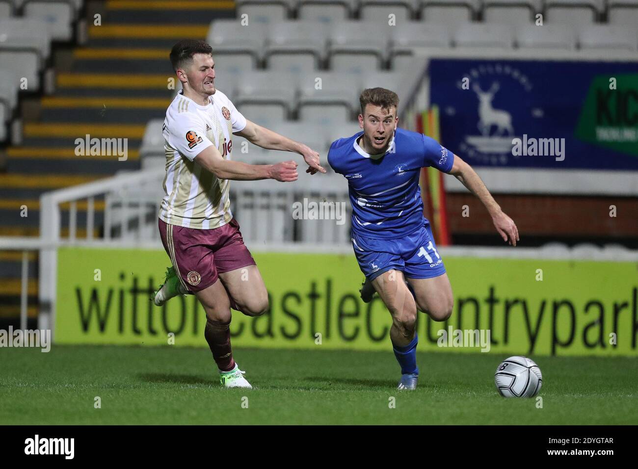 HARTLEPOOL, ENGLAND. 26. DEZEMBER Hartlepool United's Rhys Oates im Einsatz mit Neill Byrne aus Halifax Town während des Vanarama National League Spiels zwischen Hartlepool United und FC Halifax Town im Victoria Park, Hartlepool am Samstag, 26. Dezember 2020. (Kredit: Mark Fletcher, Mi News) Kredit: MI Nachrichten & Sport /Alamy Live Nachrichten Stockfoto