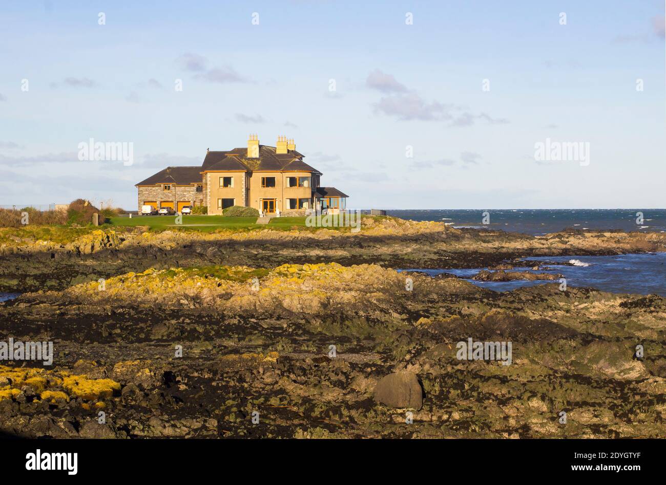 26 April 2020 County Down Nordirland. Eine luxuriöse freistehende Villa am Ufer an der Küstenstraße bei Portavoe zwischen Groomsport an Stockfoto