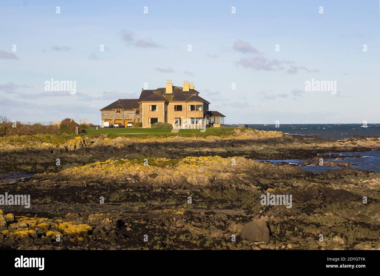 24. Dezember 2020 Grafschaft Down Nordirland. Eine luxuriöse freistehende Villa am Ufer an der Küstenstraße in Portavoe zwischen Groomsport Stockfoto