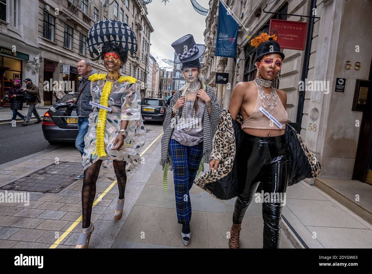 London, Großbritannien. Dezember 2020. Die Models nehmen an einer farbenfrohen Boxing Day Flashmob Modenschau Teil, bei der der Designer Pierre Garroudi die leeren Straßen des West End ausnutzt. Kredit: Guy Corbishley / Alamy Live Nachrichten Stockfoto