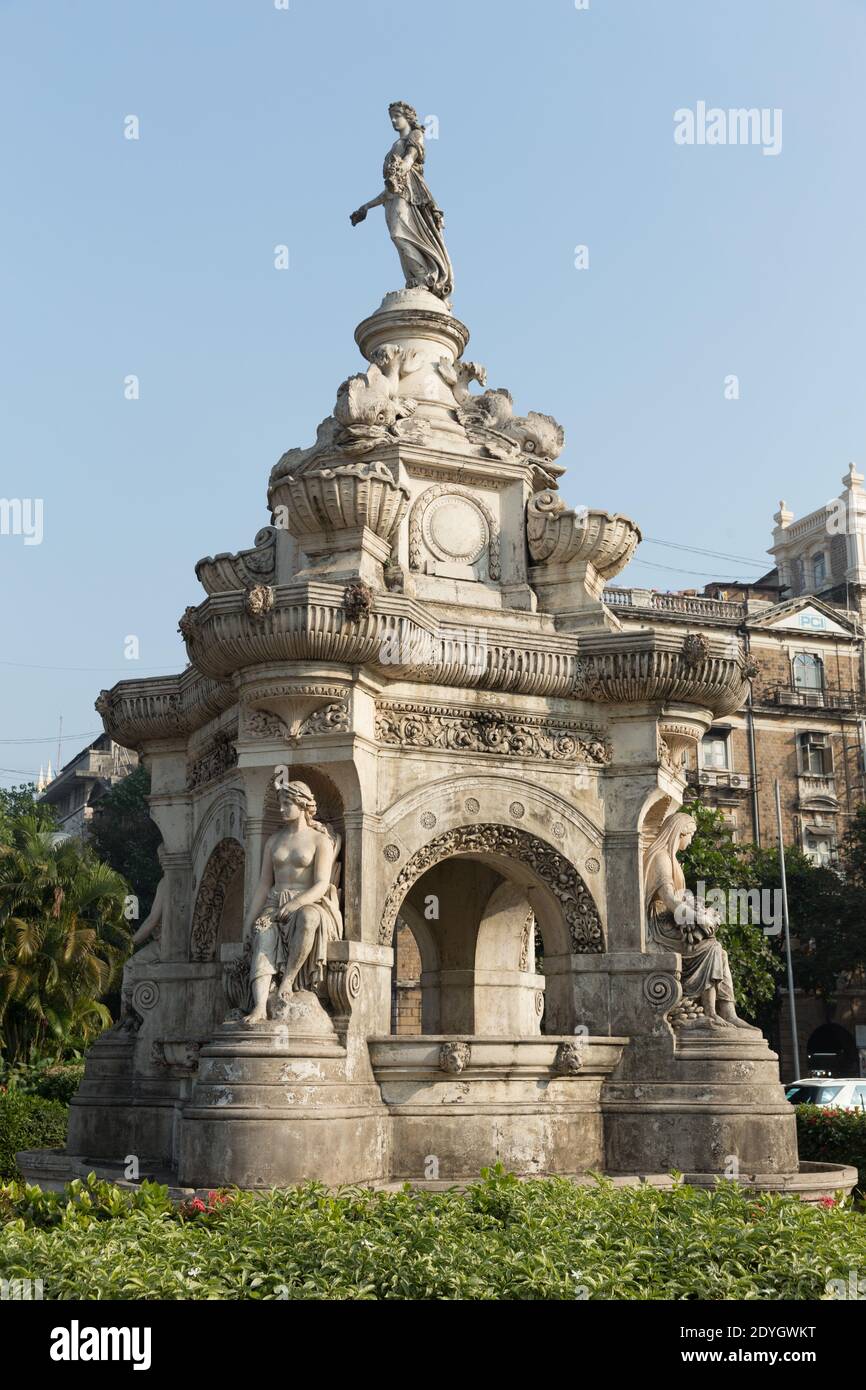 Mumbai Indien der Flora-Brunnen wurde 1864 erbaut und stellt die römische Göttin Flora dar. Es liegt am Ende der Dadabhai Naoroji Road, Fort Business District. Stockfoto