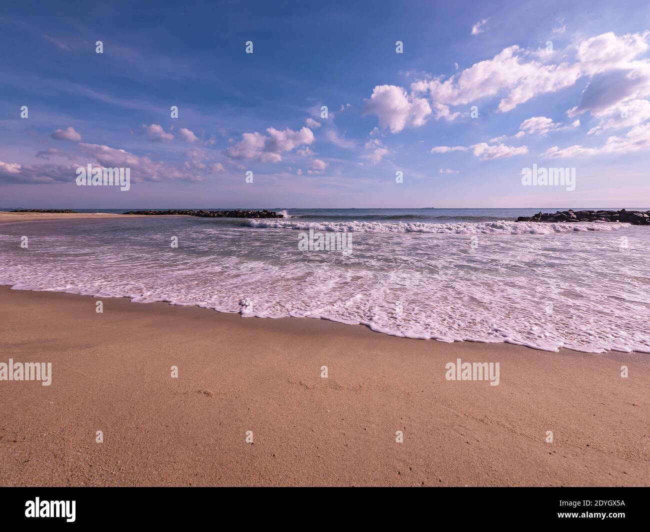 Leerer Strand ohne Touristen während der Covid-19 Pandemie in der Provinz Rayong in Thailand Stockfoto