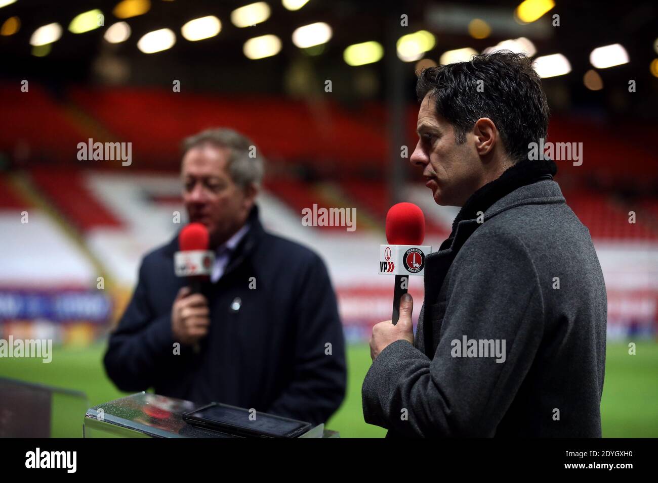 Scott Minto und Alan Curbishley präsentieren Valley Pass Live während der Sky Bet League One Match im The Valley, London. Stockfoto