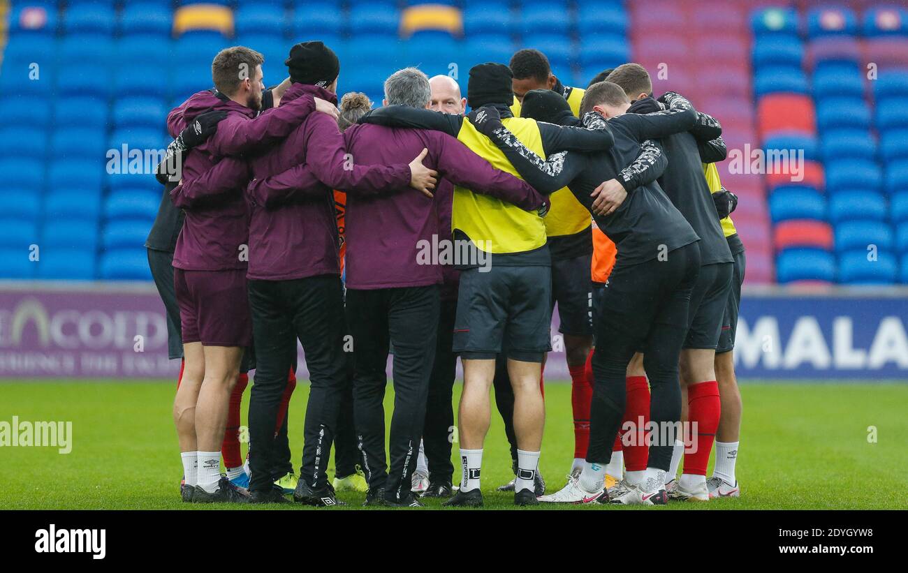Cardiff, Großbritannien. Dezember 2020. Brentford Assistant Head Coach Brian Reimer gibt seine Anweisungen während des Warm-Up vor dem Sky Bet Championship Match zwischen Cardiff City und Brentford im Cardiff City Stadium, Cardiff Bild von Mark D Fuller/Focus Images/Sipa USA 26/12/2020 Credit: SIPA USA/Alamy Live News Stockfoto