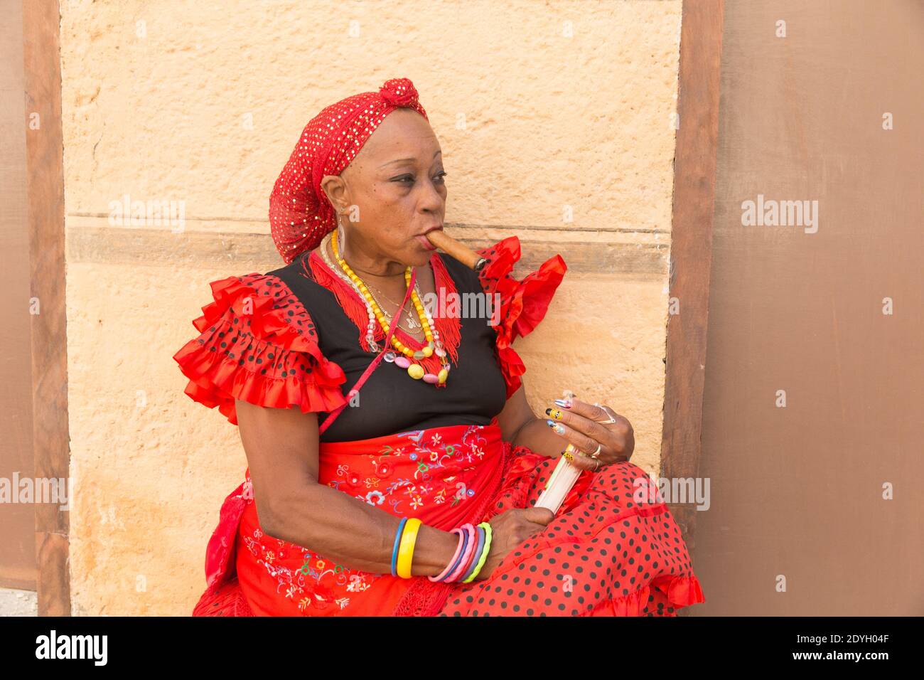 Dame in traditioneller Kleidung Rauchen EINER Zigarre in der Altstadt von Havanna Stockfoto