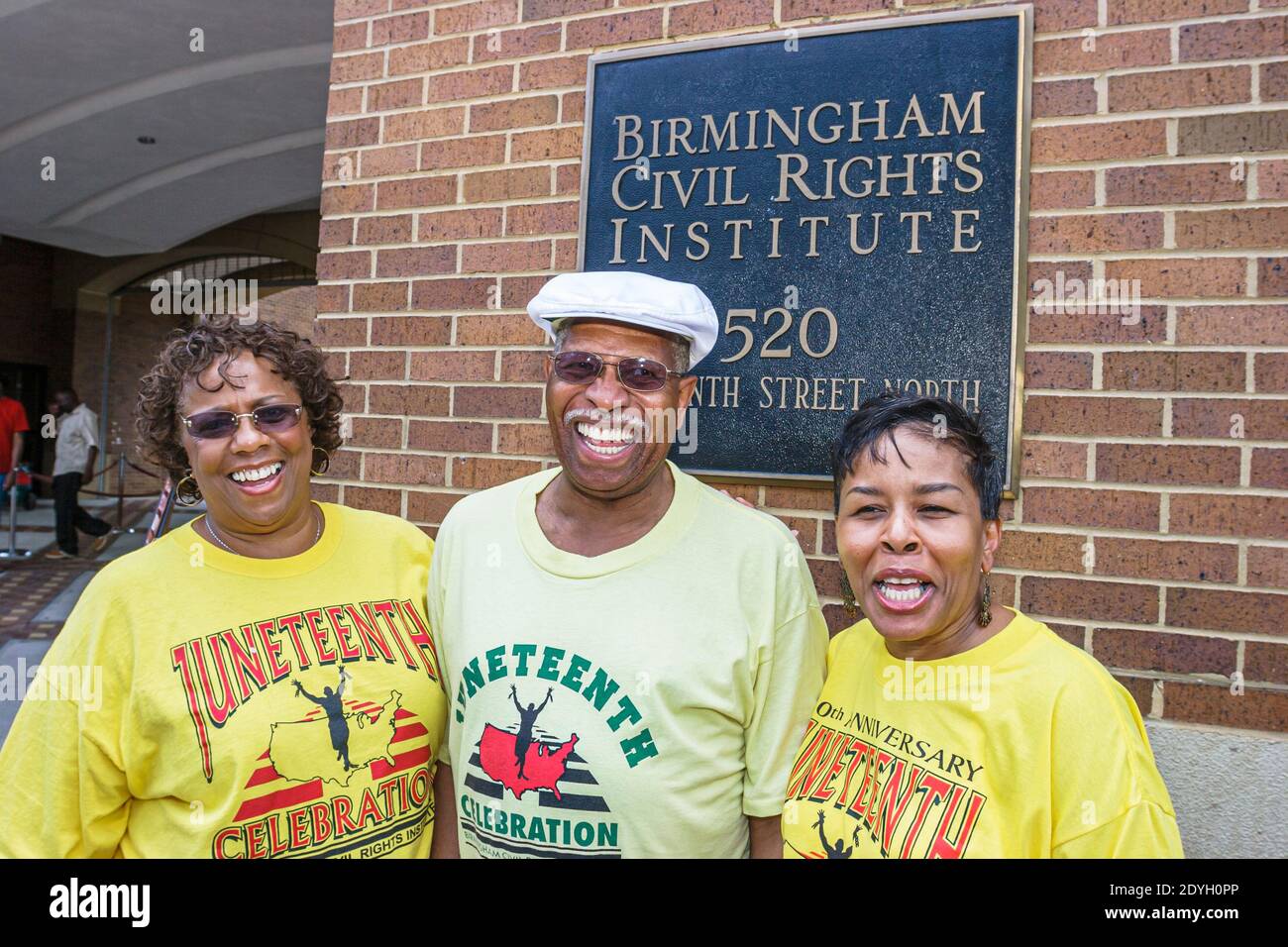Birmingham Alabama, Civil Rights Institute außerhalb der Außenfassade, Juneteenth-Fest Emancipation Day Schwarzer Mann Frau weibliches Paar Freunde lächelnd, Stockfoto