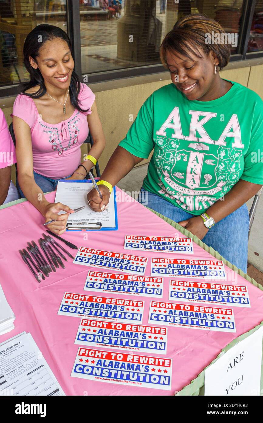 Birmingham Alabama, Civil Rights Institute außerhalb der Außenfassade, Juneteenth-Fest Emancipation Day Schwarze Frauen Frauen Frauen, Abschluss schriftlich unter Surve Stockfoto