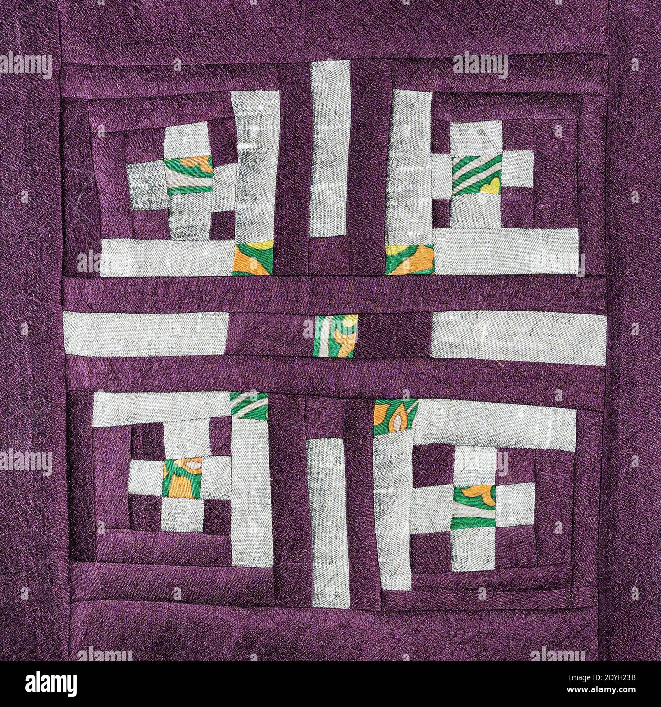 Textil-Hintergrund - genäht Detail Patchwork Stoff mit Silber Muster auf violetten Stoffen Stockfoto