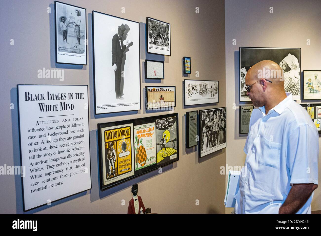 Birmingham Alabama, Civil Rights Institute Black man Male, Ausstellung Sammlung suchen Segregation Rassismus Geschichte im Inneren, Stockfoto