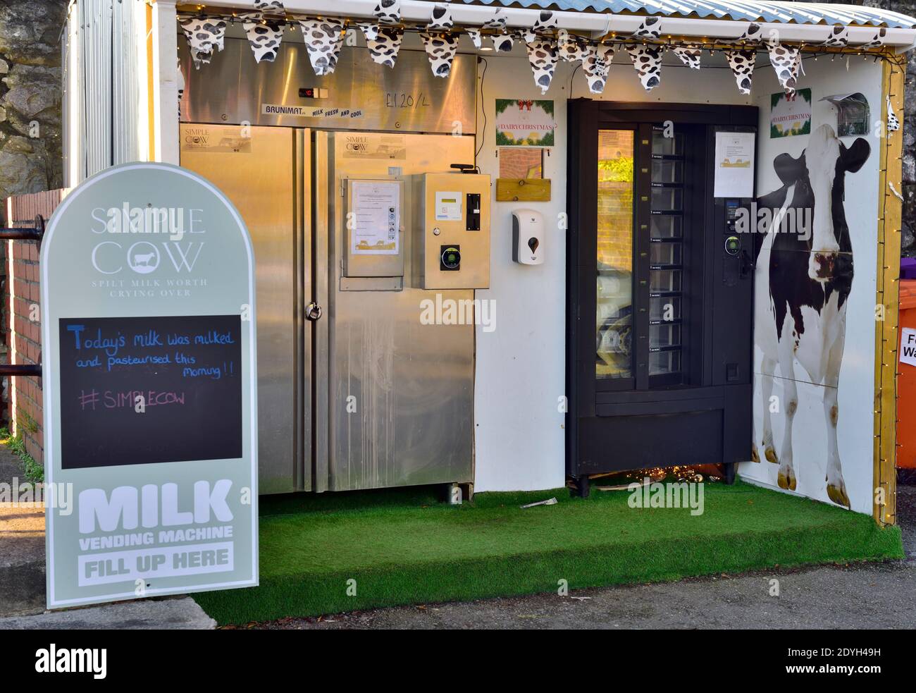 Milchautomat, frische Milch von lokalen Bauernhöfen mit automatischer Abfüllanlage, Bristol, England Stockfoto