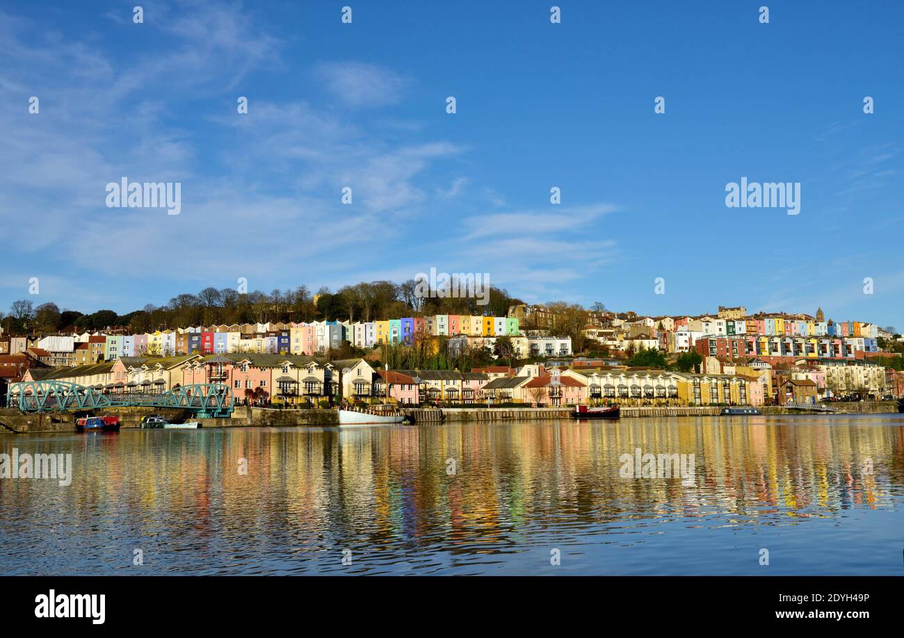 Bunte Reihenhäuser in Cliftonwood Hügel mit Blick auf Bristol schwimmenden Hafen, England Stockfoto