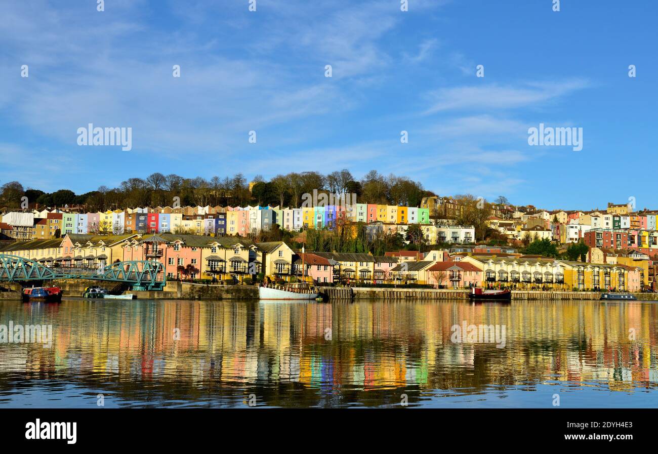 Bunte Reihenhäuser in Cliftonwood Hügel mit Blick auf Bristol schwimmenden Hafen, England Stockfoto