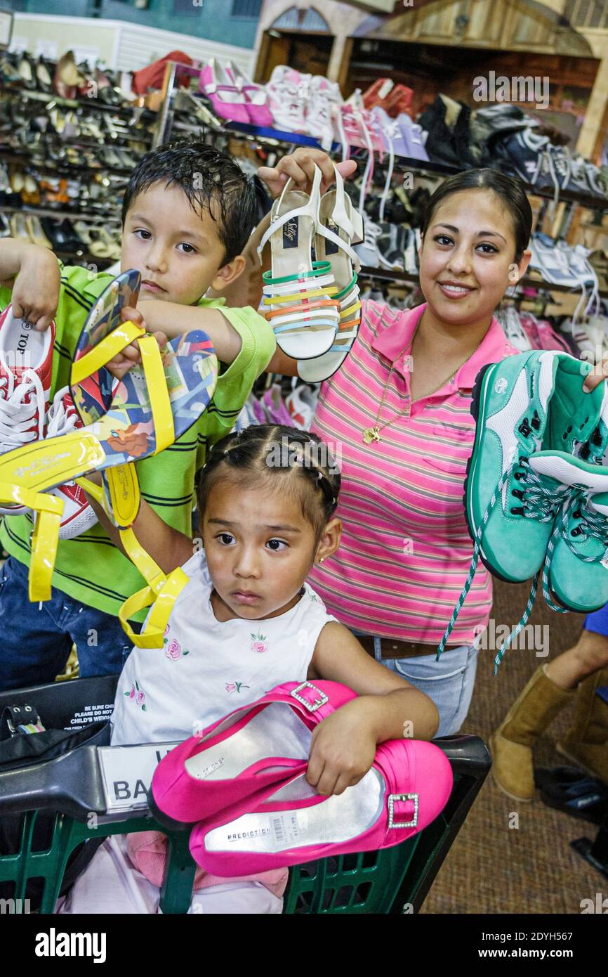 Alabama Scottsboro Unclaimed Baggage Center Center verlor Fracht von Fluggepäck, Shopping-Shopper Schnäppchenjagd, hispanische Familie Kinder Mutter Stockfoto