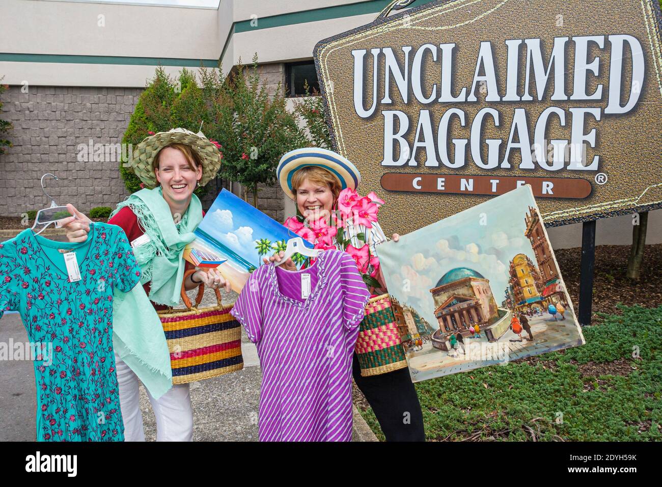Das Zentrum des Alabama Scottsboro Unclaimed Baggage Center verlor Fracht für Fluggepäck, Shopping-Shopper und Schnäppchenjagd, Frauen-Freunde kleiden sich am Eingang Stockfoto
