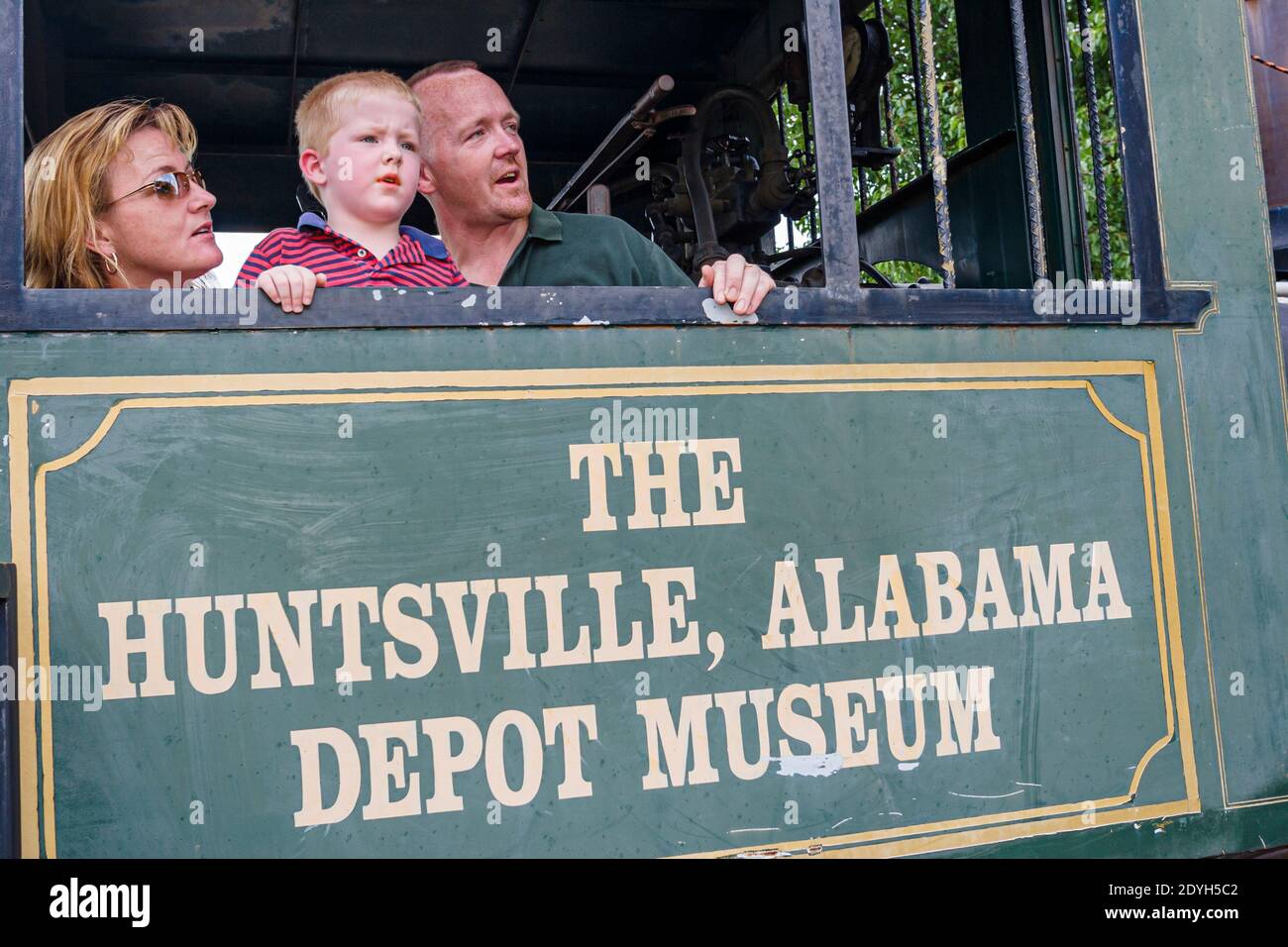 Huntsville Alabama, Depot Museum baute 1860 Bahnhof, Mutter Vater Sohn Familie Besucher, Stockfoto