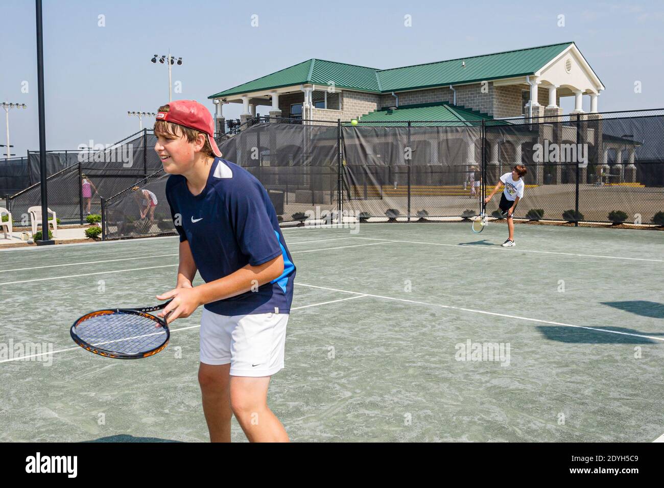 Huntsville Alabama, Tenniscenter, Teenager Teenager Teenager Teenager Teenager Jugendliche Junge spielen Platz, Stockfoto