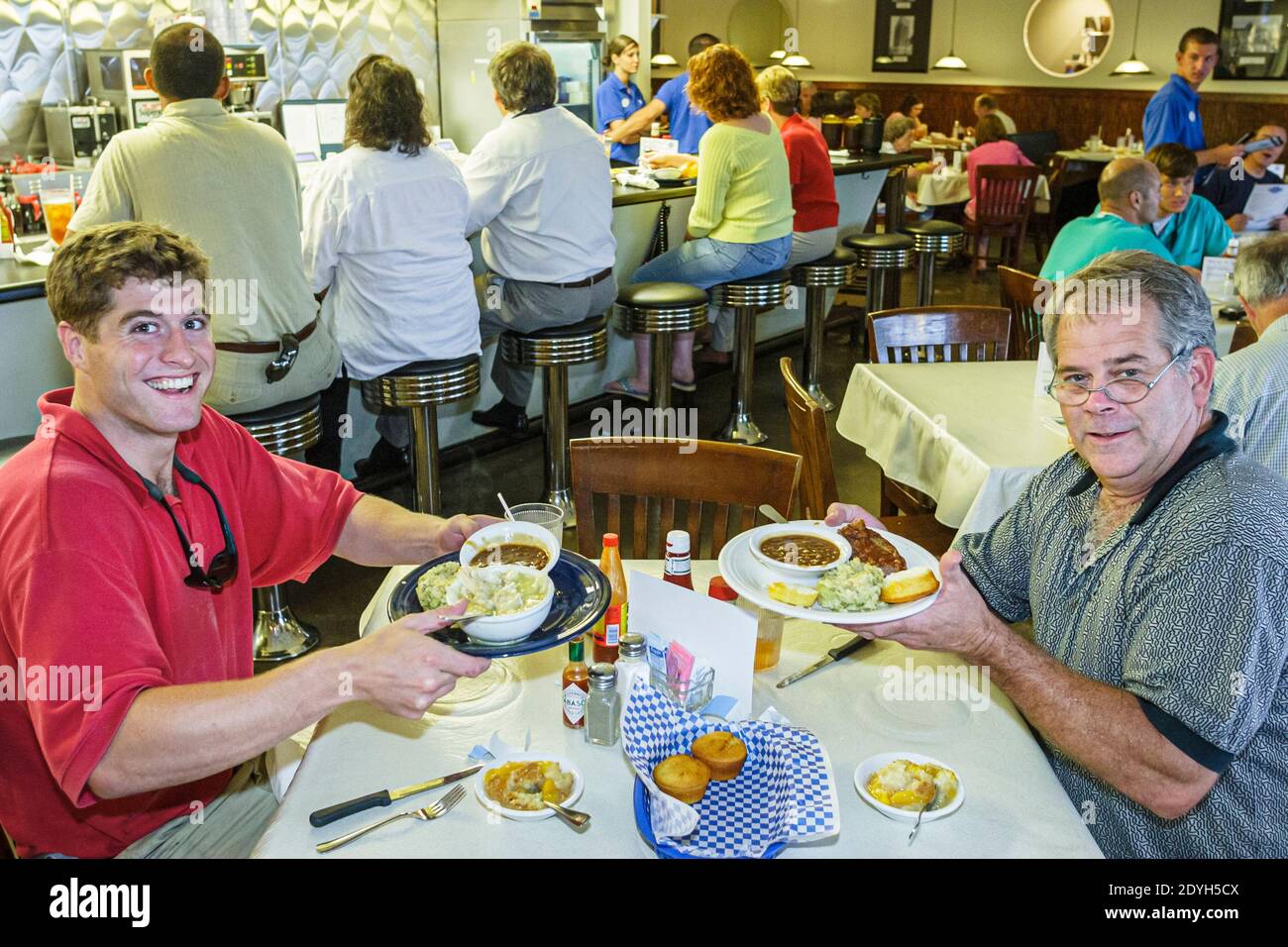 Huntsville Alabama, Blue Plate Cafe Restaurant innen Tische Gäste, Vater Erwachsene Sohn Mittagessen, Stockfoto
