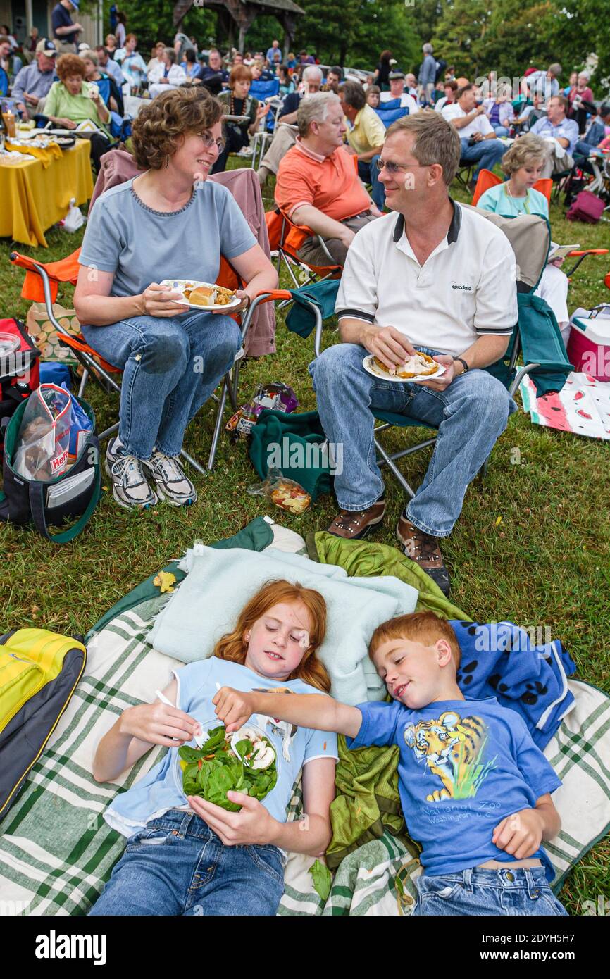 Huntsville Alabama, Burritt on the Mountain, City Lights & Stars Concert Series, Picknick Rasen Gras Freunde Familie, Essen Essen Vater Mutter Kinder Stockfoto