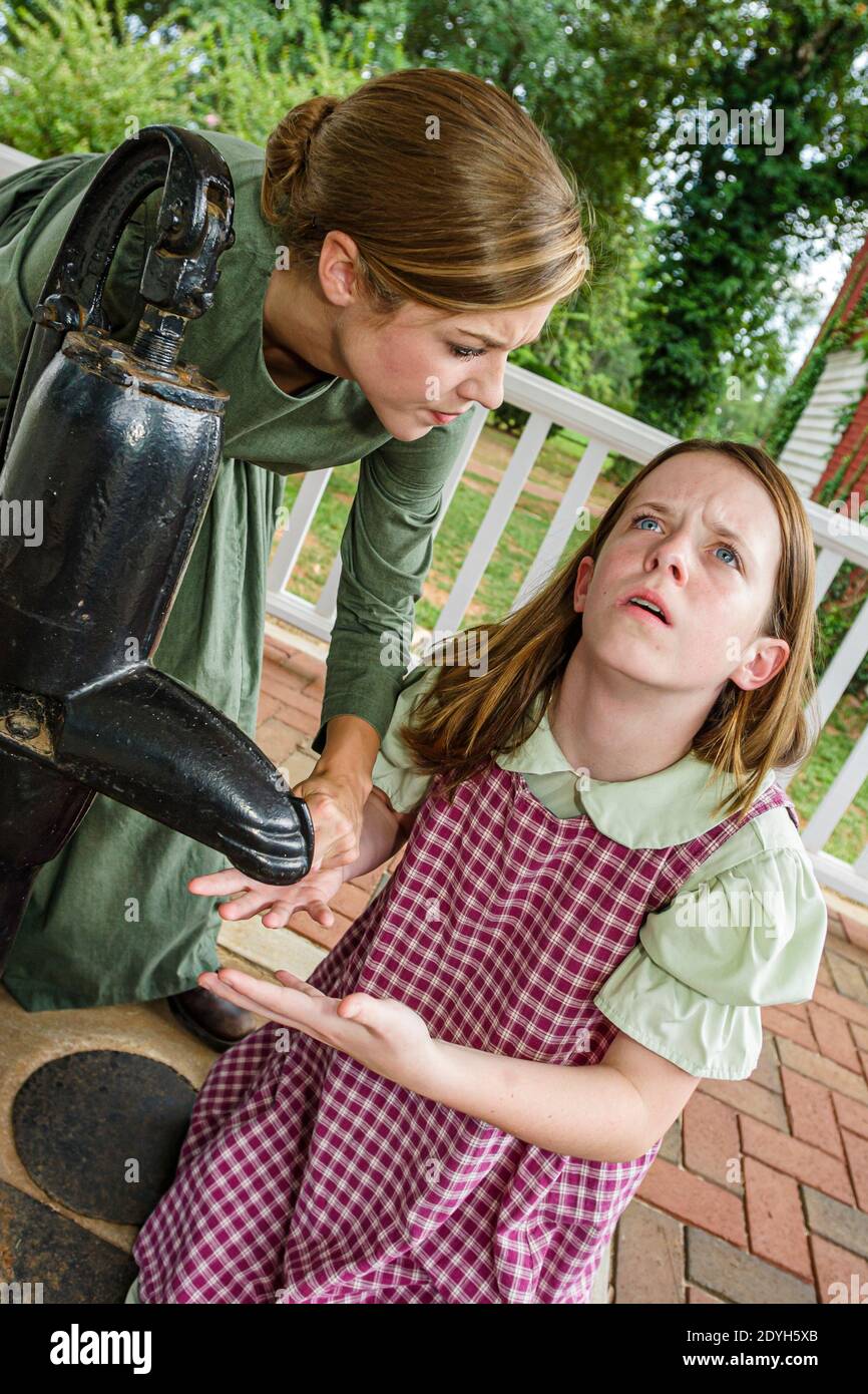 Alabama Tuscumbia Ivy Green Helen Keller Geburtsort, die Wundertäter spielen Schauspielerinnen Schauspielszene Frau, kleines Kind Mädchen Wasserpumpe, Stockfoto