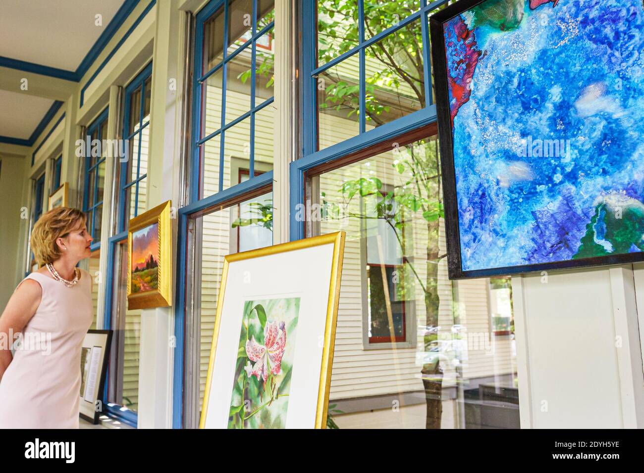 Alabama Florence Kennedy Douglass Center for the Arts, Galerie Sammlung Frau Besucherin suchen, Stockfoto