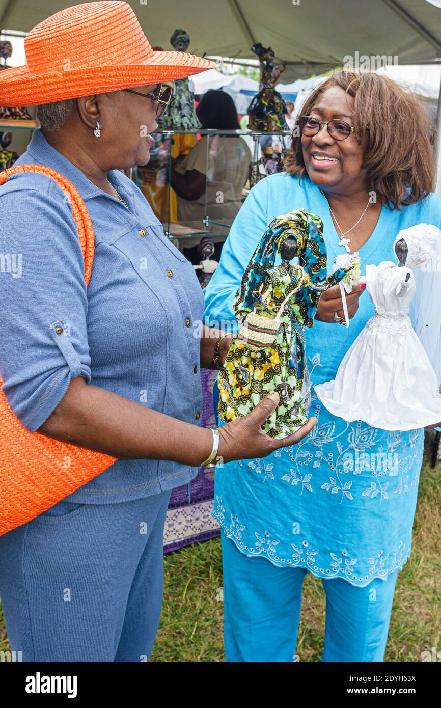 Huntsville Alabama, Arts Festival jährlich Schwarze Frau weibliche ethnische Puppenmacher Puppenmacherin Doris McGillan suchen, Shopper einkaufen, Stockfoto