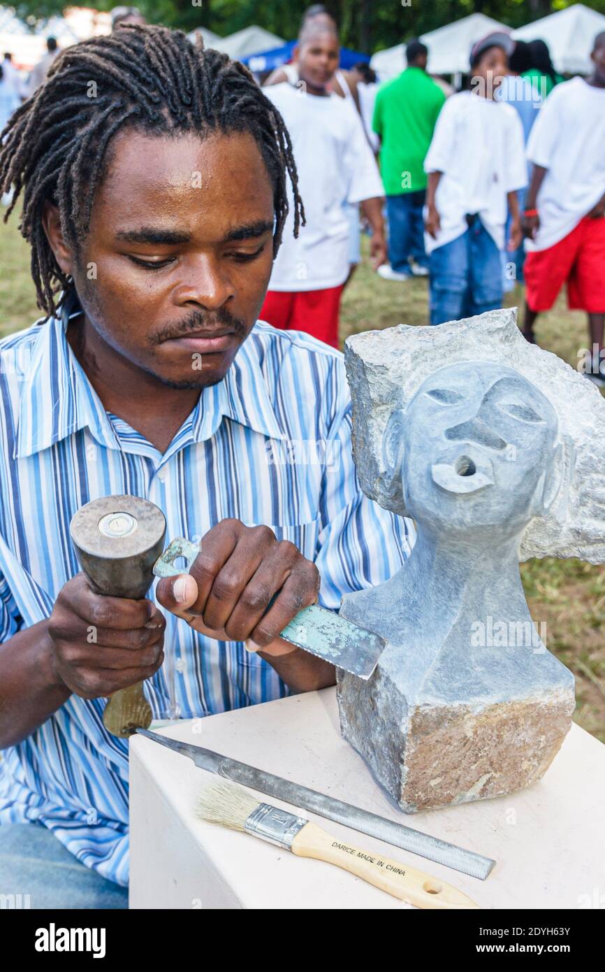 Huntsville Alabama, Arts Festival jährlich Black man männlich Stein Bildhauer Stalin Tafura Büste Frau, Stockfoto