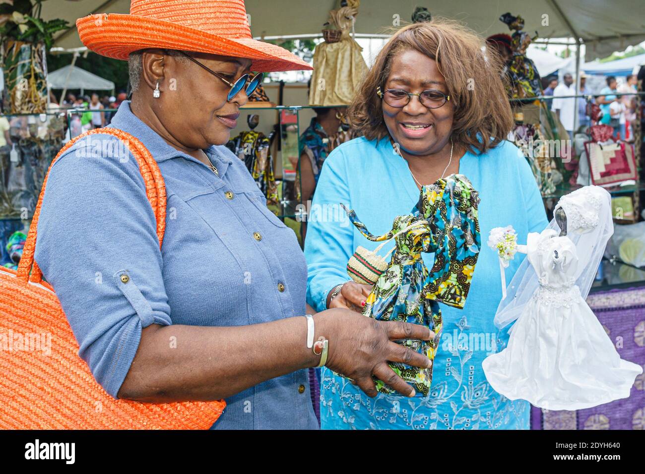 Huntsville Alabama, Arts Festival jährlich Schwarze Frau weibliche ethnische Puppenmacher Puppenmacherin Doris McGillan suchen, Shopper einkaufen, Stockfoto