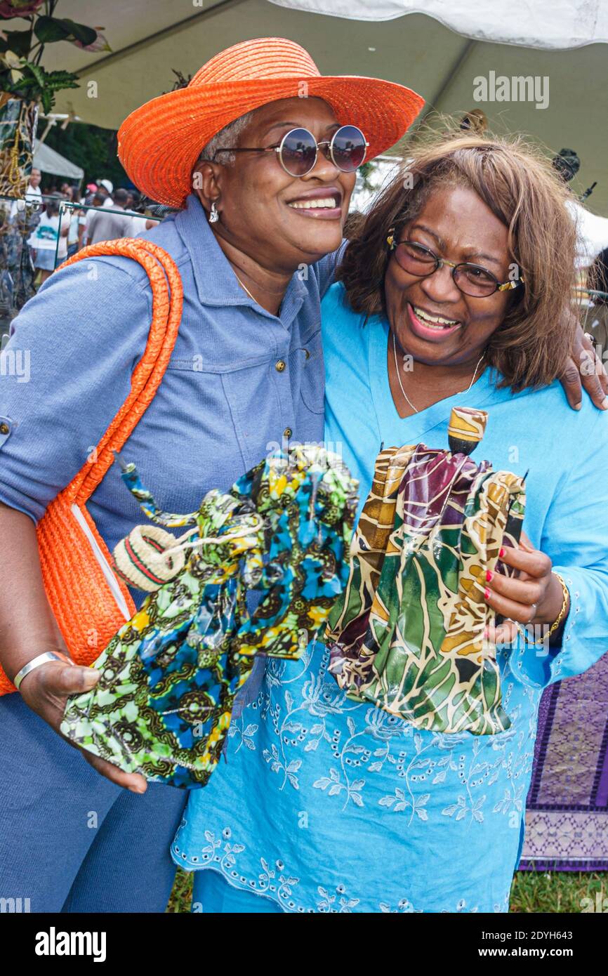 Huntsville Alabama, Arts Festival jährlich Schwarze Frau weibliche ethnische Puppenmacher Puppenmacherin Doris McGillan suchen, Shopper einkaufen, Stockfoto