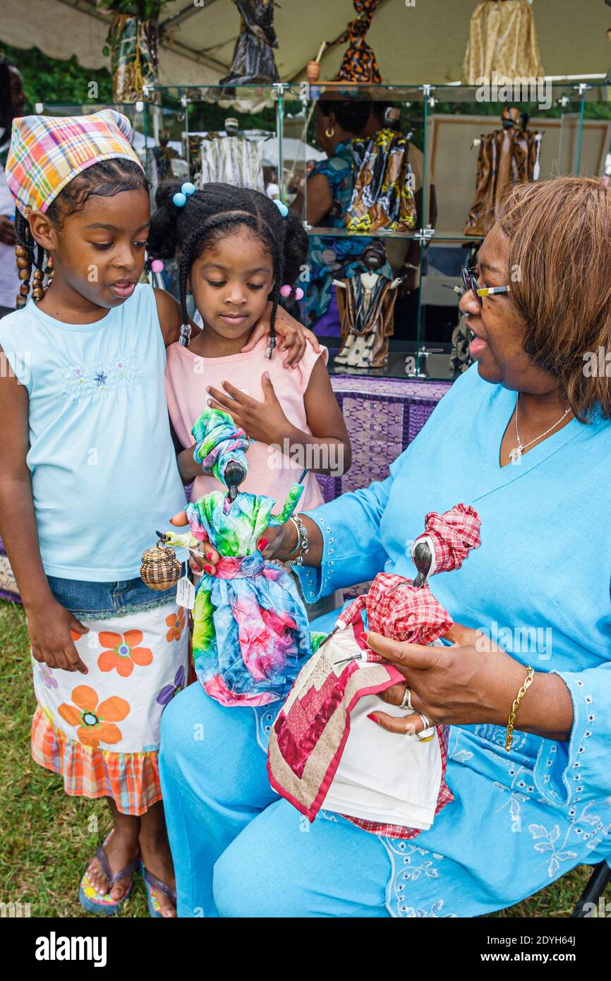 Huntsville Alabama, Arts Festival jährlich Schwarze Frau weiblich ethnischen Puppenmacher Puppenmacherin Doris McGillan Mädchen suchen, Stockfoto