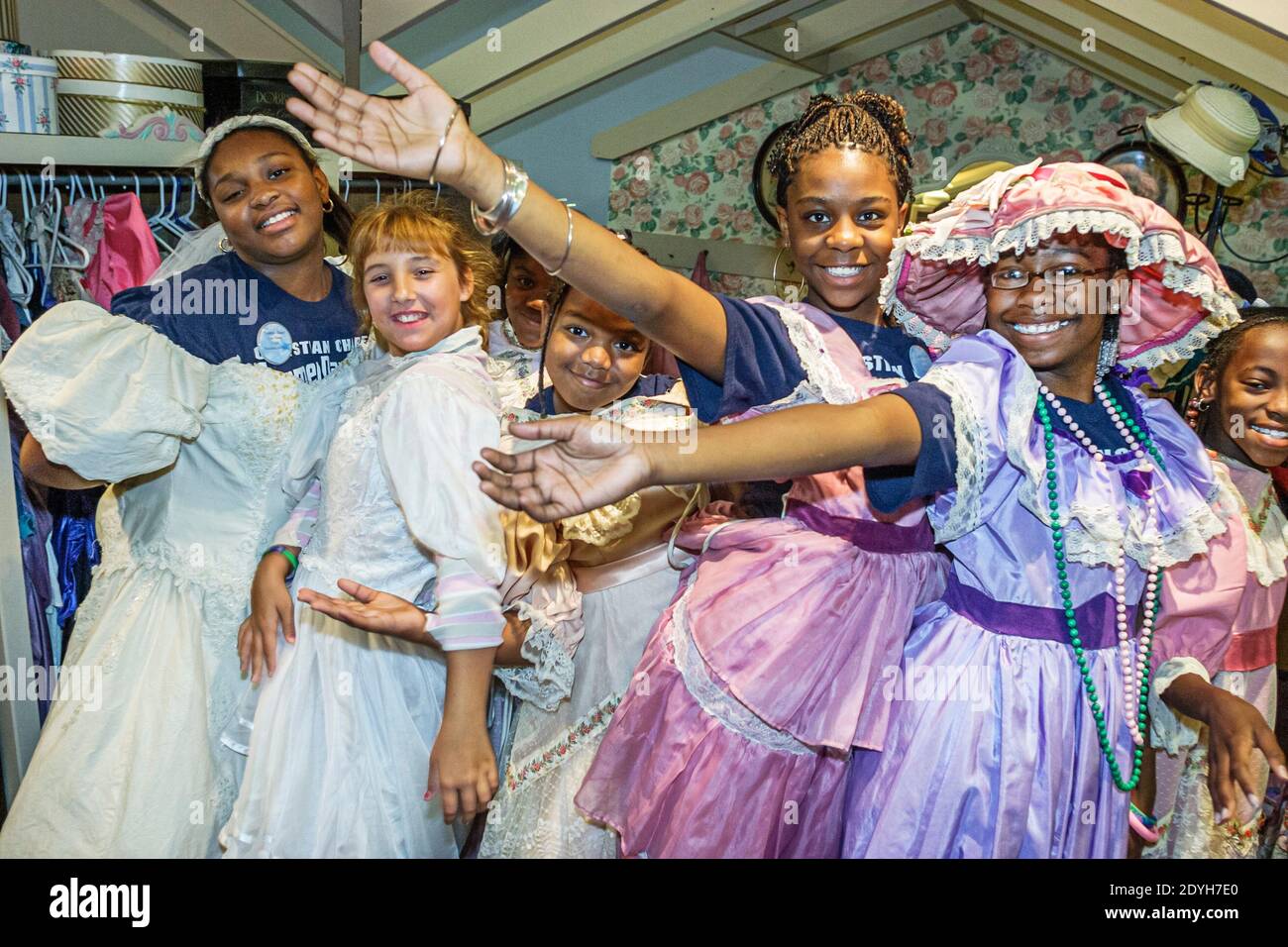 Tuscaloosa Alabama, Kinderhands On Museum, Schwarze Teenager Teenager Teenager Mädchen, Studenten tragen Kostüme viktorianische Kleidung, Stockfoto