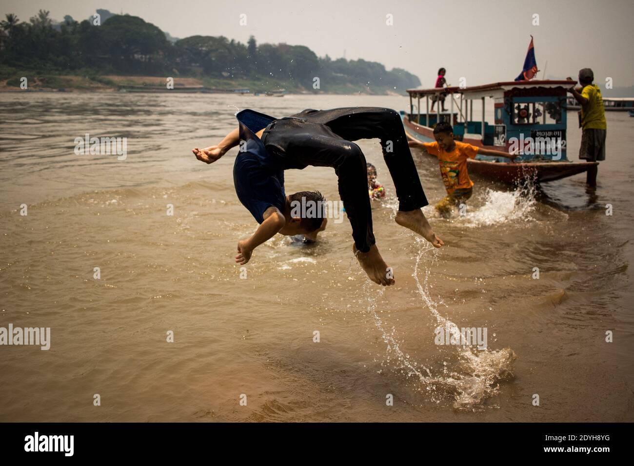 LAO - LE RYTHME DES EAUX Au Nord du Laos, enclavée dans les montagnes, la paisible cité de Luang Prabang prospère depuis des siècles au sein de la pén Stockfoto