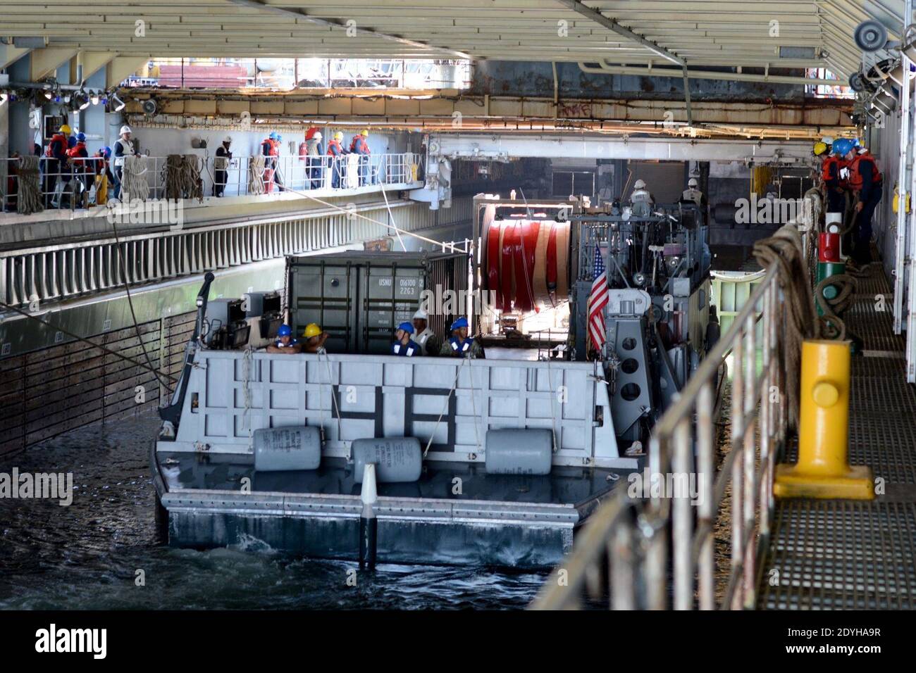 LCU 1648 bereitet sich darauf vor, das Brunnendeck des Dock-Landungsschiffs USS Comstock (LSD-45) zu betreten - 3. Stockfoto