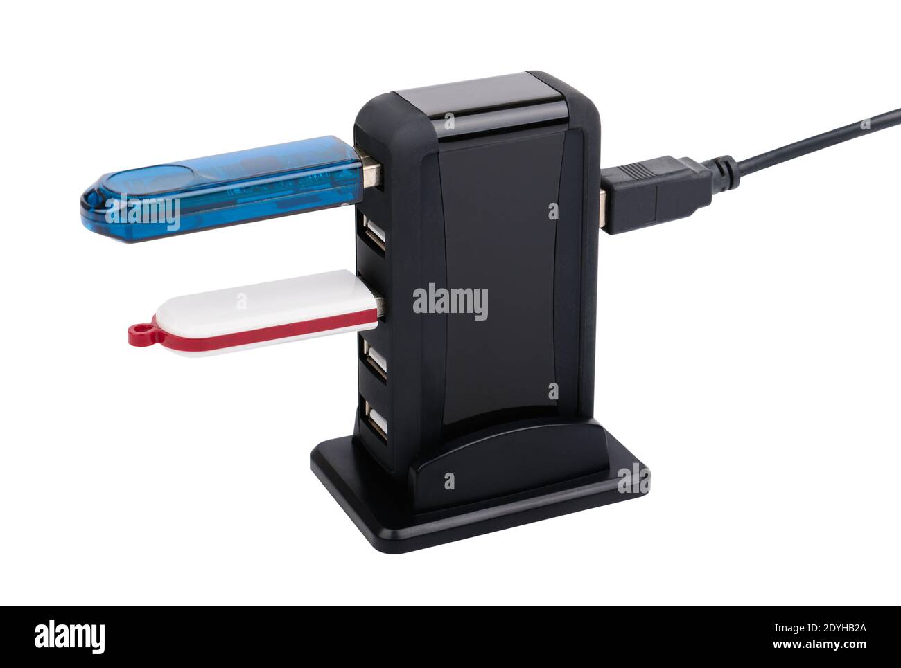 Schwarzer USB-HUB mit zwei Flash-Laufwerken isoliert auf weißem Hintergrund, geringe Schärfentiefe Stockfoto