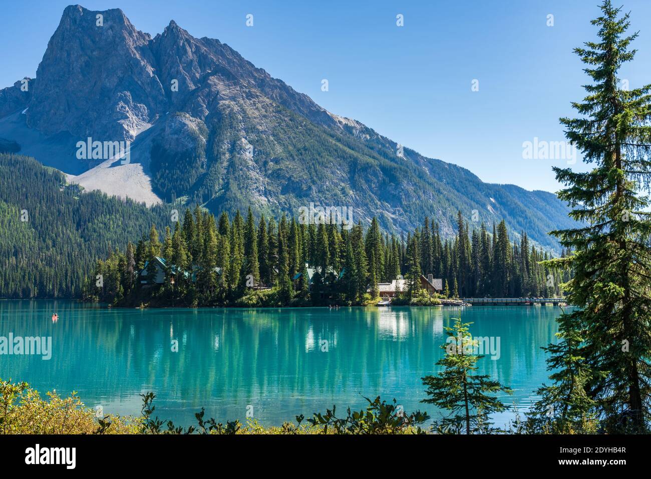 Emerald Lake im Sommer sonniger Tag mit Mount Burgess im Hintergrund. Yoho Nationalpark, Kanadische Rockies, British Columbia, Kanada. Stockfoto