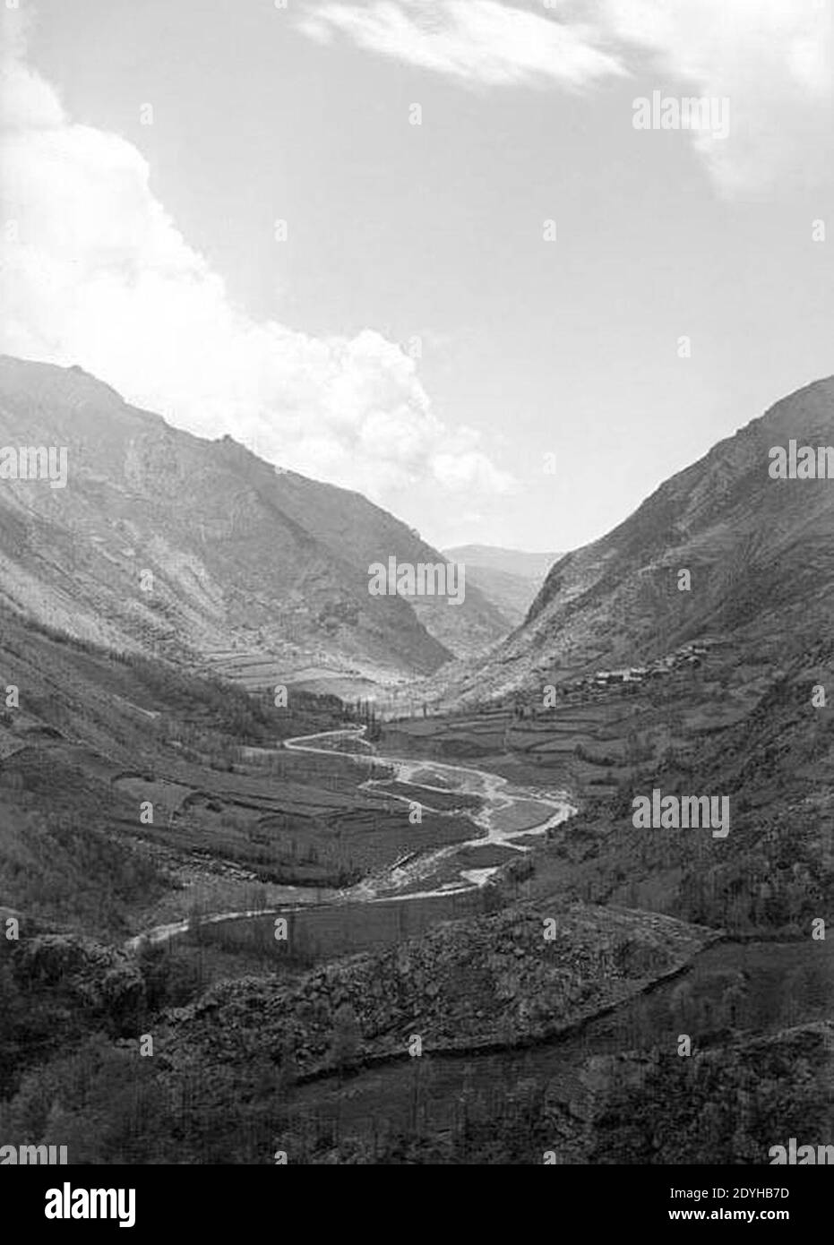 La vall Fosca amb el riu Flamisell, conreus i un poble (beschnitten). Stockfoto